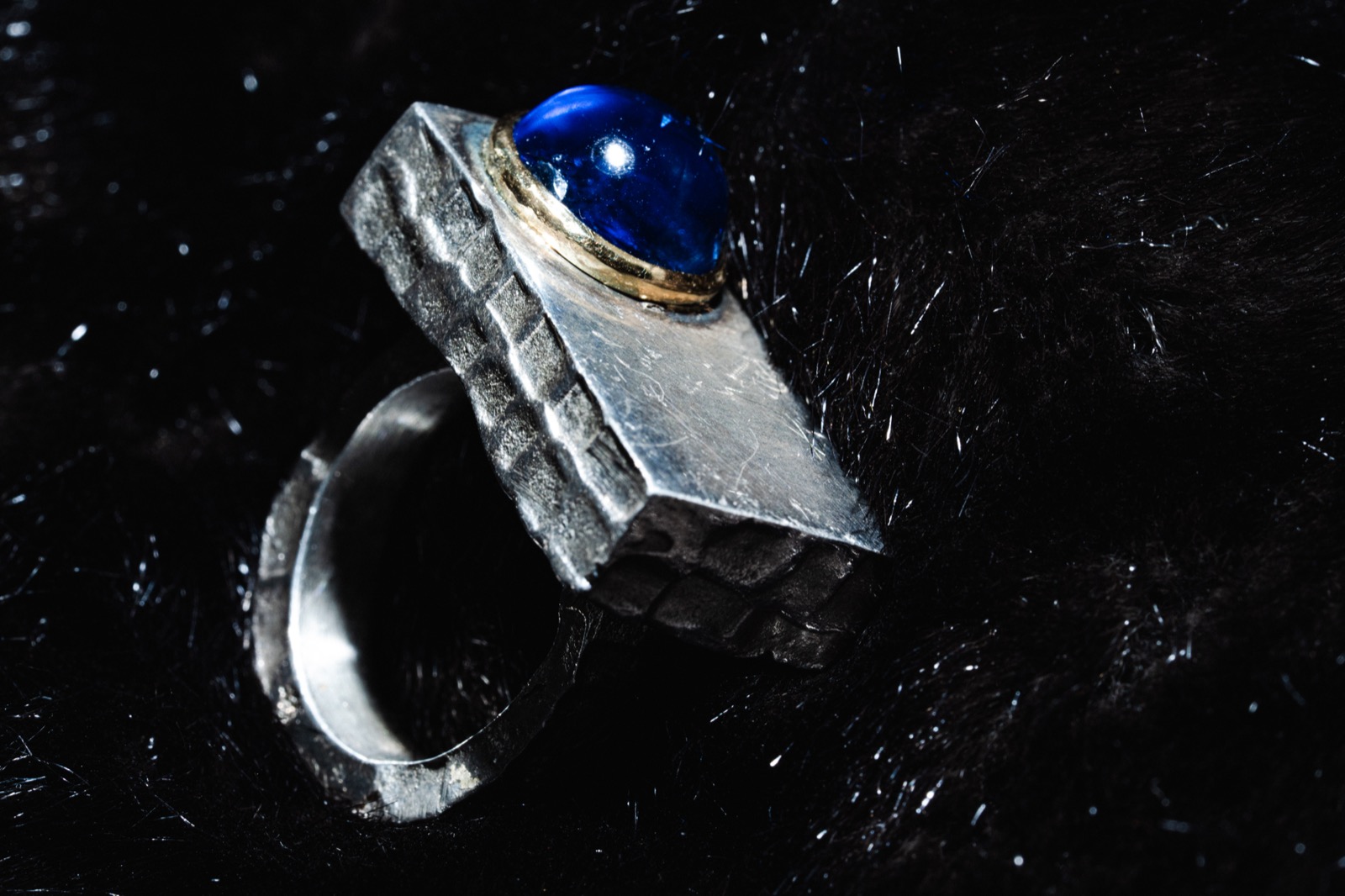 Blue sapphire mirror ring