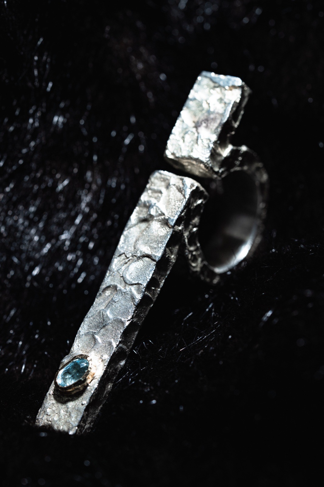 Long ring with round gem